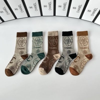 Specially packaged Chanel new double-needle mid-length slouch socks! Five pairs