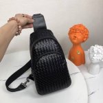 Bv men's chest bag, leaning towards simplicity, with leather as the key feature,