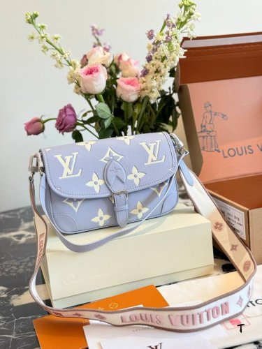 Lv's new taro-colored baguette review I've been loving this new baguette lately.