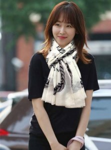 LV's latest 2025 model, a truly beautiful ring-shaped cashmere scarf. The shawl