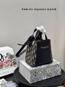Gift box packagingUpgraded qualityDior Singnature Monogram Bucket BagSharing a s