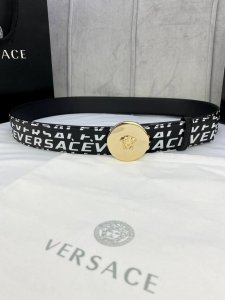 Width 4.0cm Versace Palazzo belt is made of cowhide leather and decorated with L