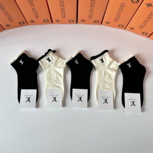 Special counter packaging Lv Louis Vuitton new embroidered mid-length socks stac