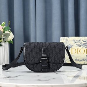 comes with box. Authentic Dior unisex crossbody bag available for sale. Origina