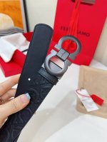 This reversible belt is a stylish and versatile accessory for men. Made from ham