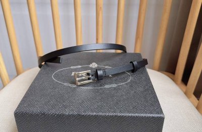 Prada's latest belt design is simple yet exquisite. This narrow leather belt fea