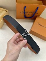 Lv Attract reversible belt features a slightly curved edge and a modern-shaped e