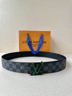 4.0 width This double-sided belt features the iconic Lv Initiales buckle with th