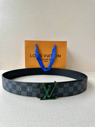 4.0 width This double-sided belt features the iconic Lv Initiales buckle with th