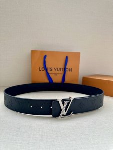 This 4.0mm wide Lv Initiales reversible belt is crafted from brand new Epi XL le