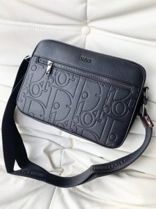 Authentic product available at the counter. Top-quality Dior men's crossbody bag