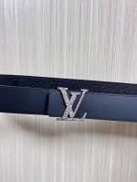 New arrival this season! 4.0 One side is calfskin with a pom-pom embossed patte