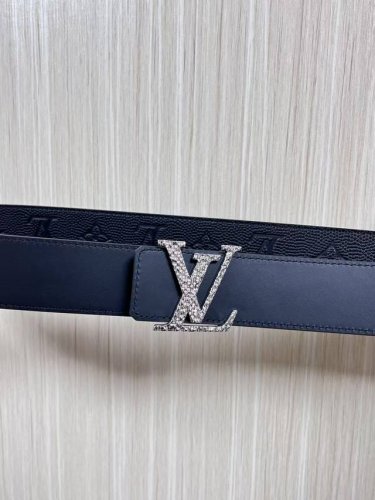 New arrival this season! 4.0 One side is calfskin with a pom-pom embossed patte New arrival this season! 4.0 One side is calfskin with a pom-pom embossed patte