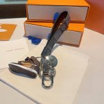 Lv Classic old flower chess keychain keychain joint Nike mini shoe pendant fashi