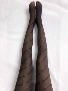 Comes with packaging DDD. One pair per box. DDD. Balenciaga's Instagram hit, th