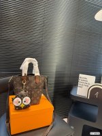 with box Lv bucket bag This bag is really simple and looks better the more you
