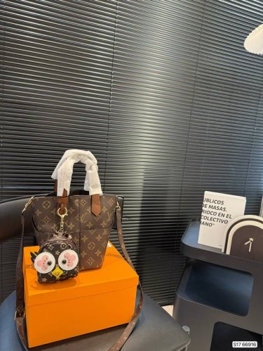 with box Lv bucket bag This bag is really simple and looks better the more you