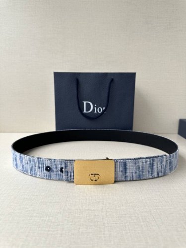 Width 3.5Cm This stainless steel metal belt buckle from Dior is a new addition t