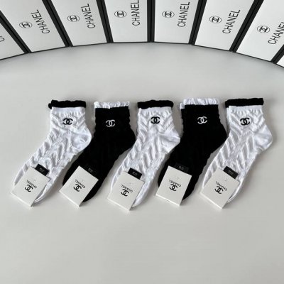 Special boutique packaging Chanel's new embroidered mid-calf slouch socks! Five