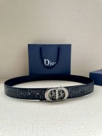 This 35mm reversible belt combines elegance with modern style. It features a rev