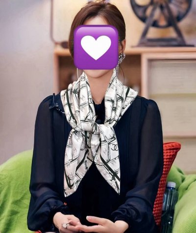 New Chanel official website synced exquisite hand-curled edges with the brand's