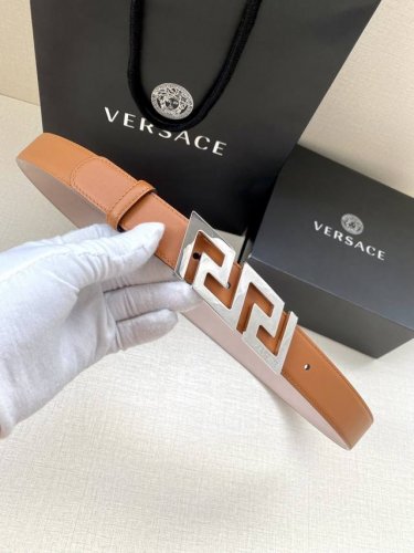 Versace Width 3.0Cm This belt is made of premium leather and is embellished with