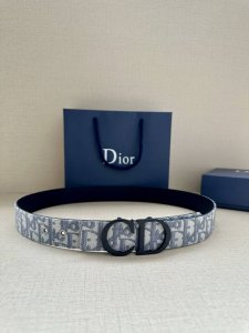 Width 3.5Cm This 35mm double-sided belt combines elegance with modernity. Double