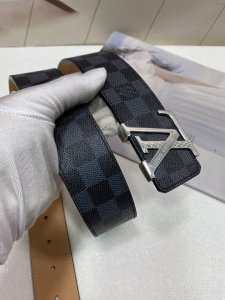 Comes with a complete gift box. LV: Original fabric, top-grain cowhide lining w