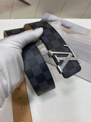 Comes with a complete gift box. LV: Original fabric, top-grain cowhide lining w