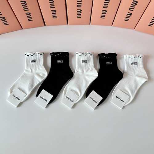 Special packaging from the boutique! Miu Miu's new mid-calf socks, slouch socks