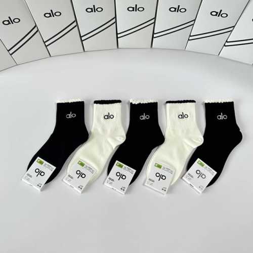 Special Packaging Alo New Embroidered Mid-Length Slouch Socks! Five pairs per bo