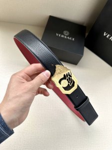 Width 4.0cm Versace logo: The hollow Medusa on the belt buckle makes this Palazz