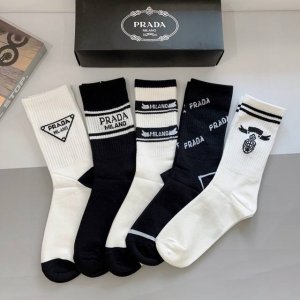 Comes with packaging. One box contains 5 pairs of Prada's new high-end pure cot