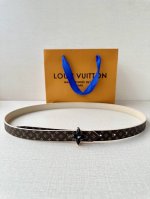 2.0 Wide Lv Iconic belt brings a modern twist to traditional elements. Slim size