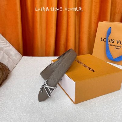 Louis Vuitton: Classic original quality, classic print on one side and lychee pa