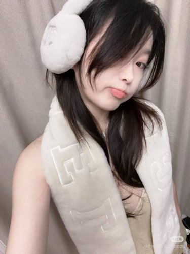 Wool earmuffs are a must-have! A must-have for the average person, a celebrity f