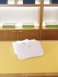 Prada's official website's high-end clutch bag is a global hit. Made with premiu