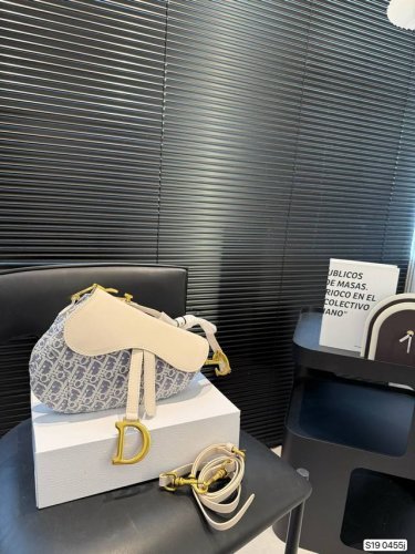 with box Dior saddle bag Dior is very good-looking and practical can be matched