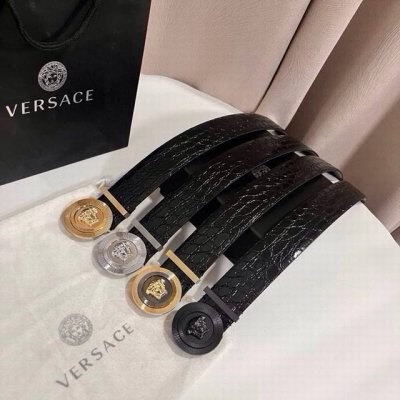 This Versace belt is made of crocodile-embossed leather, featuring a large Medu