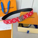 A classic L0Uis Vuitt style. This season's new men's belt is 40mm wide and made