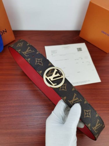 The buckle full of artistic atmosphere is the visual focus of the Lv Line 4.0 wi