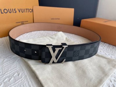 Comes with a complete gift box. LV classic logo buckle belt, the best choice for