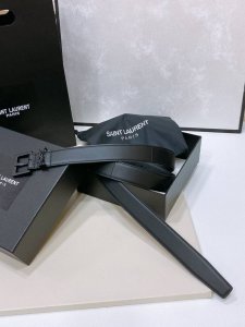 Yang Shulin Salnt.Laurent.Paris. Le Cassandre plain cowhide leather belt. This b
