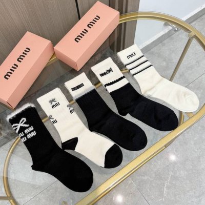 Comes with packaging. One box contains four pairs of Miu Miu high-quality, supe