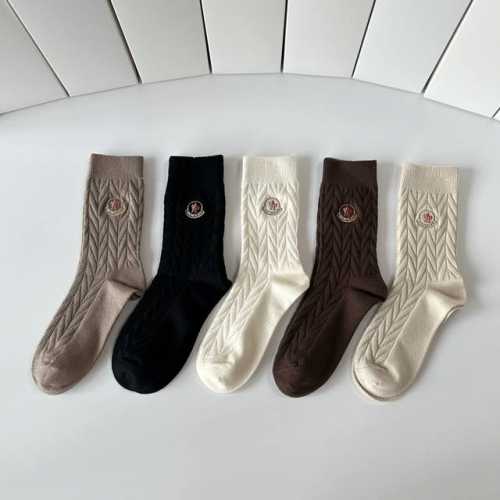 Specially packaged Moncler cashmere embroidered mid-length slouch socks! Five pa