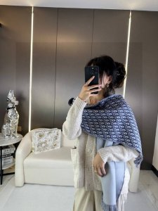 Dior high-end men's scarf, monogram jacquard smile] exquisite logo. Wear it for