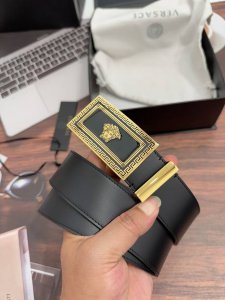 This Versace belt features a logo-engraved buckle and belt loops embellished wit