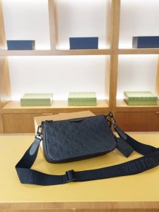 Lv Louis Vuitton official website synchronized high version crossbody shoulder b