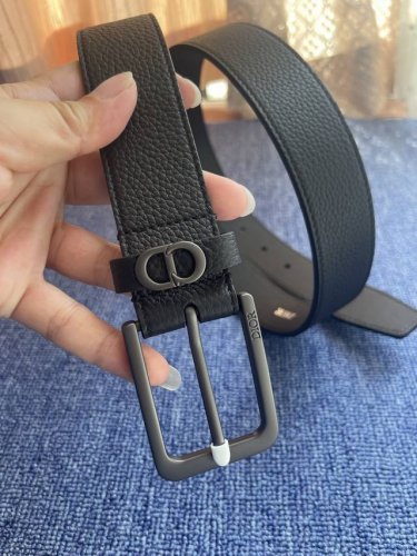 Crafted from black grained calfskin leather, this belt features a Dior-engraved