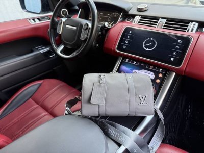 High-end new Louis Vuitton LV shoulder bag. This Louis Vuitton City Keepall wit